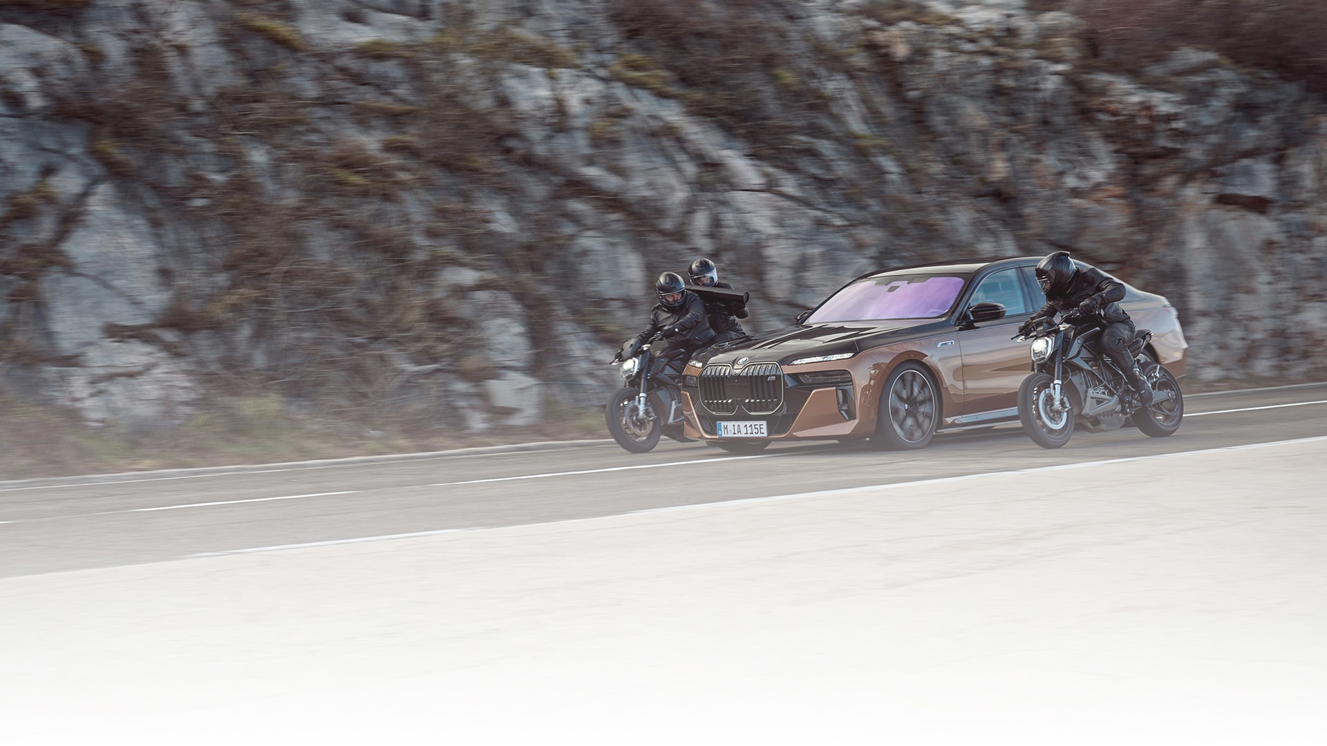 THE CALM – car chase in the BMW i7 M70